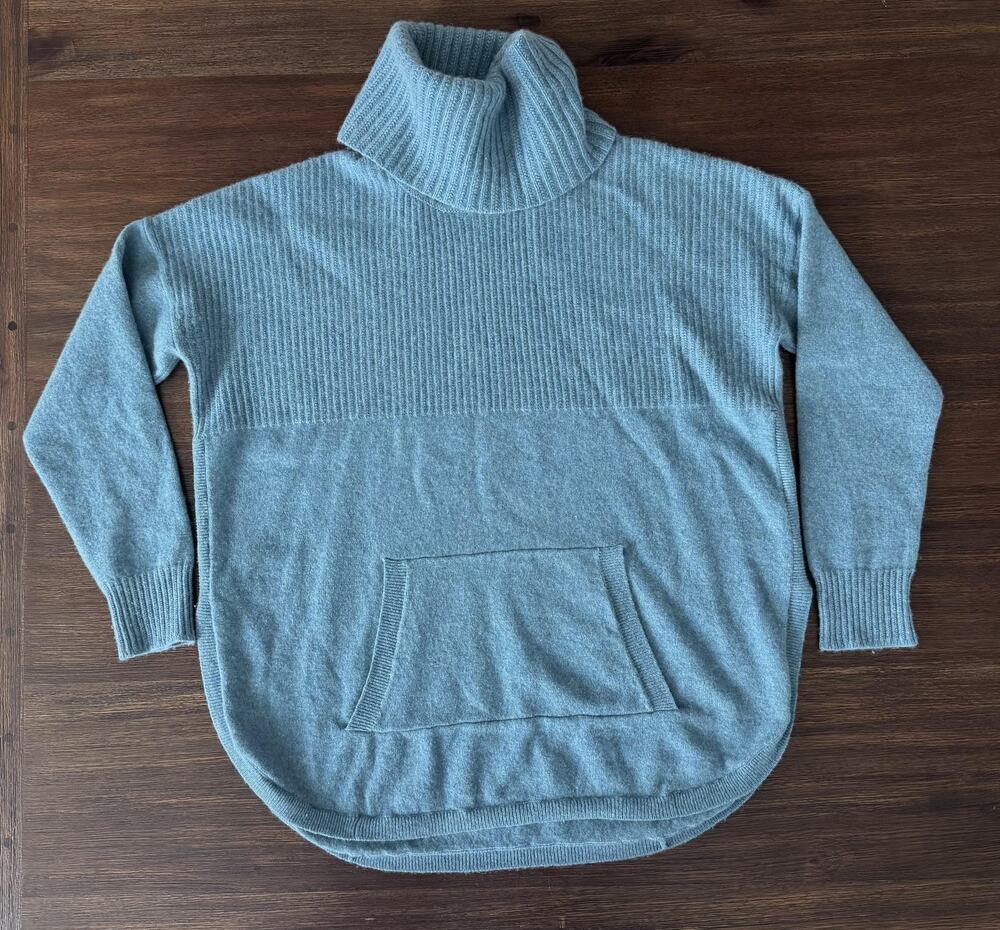 Max Studio 100% Cashmere Sweater Womens Medium Blue Turtleneck Kangaroo Pocket